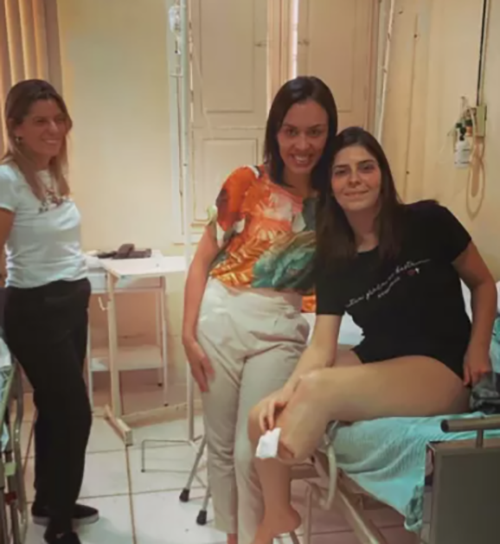 Com osteomielite, ela foi se tratando ao longo de anos, mas, em setembro de 2022, precisou amputar parte da perna esquerda.  