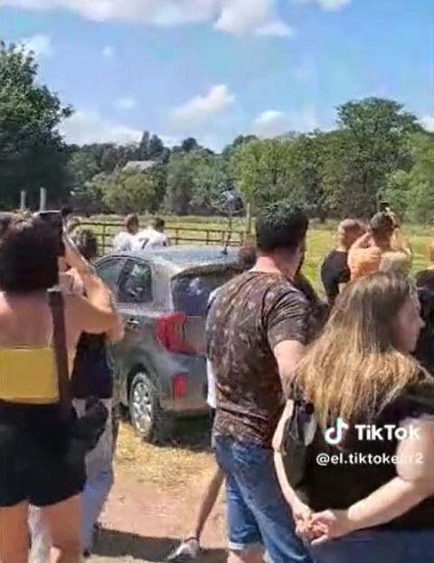 E para tornar esse evento ainda mais memorável, o homem decidiu fazer uma entrada grandiosa, chegando de helicóptero!