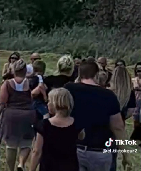 Olha o nível da coisa: o homem de 45 anos chocou a todos ao encenar sua própria morte e, de forma triunfal, ressurgir durante seu próprio funeral.