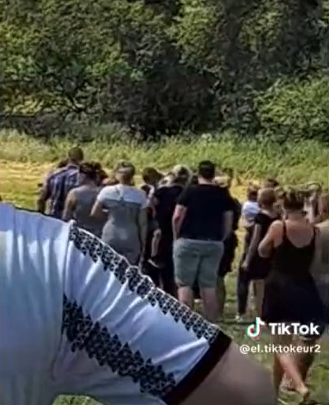 Um influenciador digital belga chamado David Baerten resolveu pregar uma peça em alguns parentes e amigos.