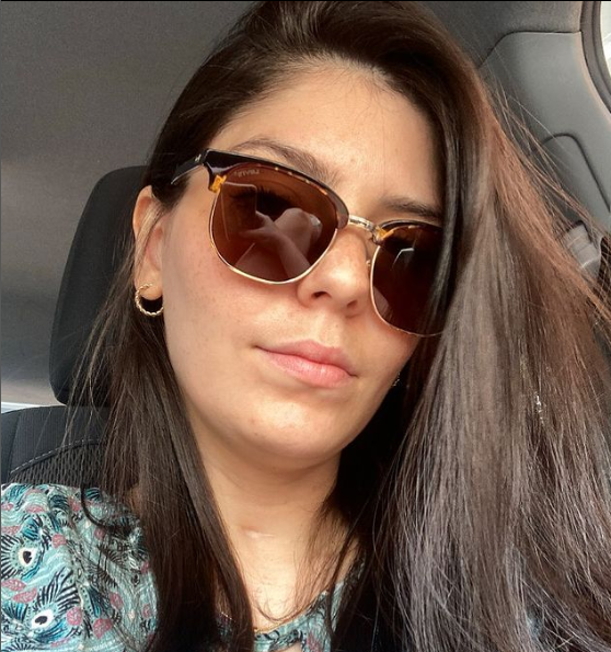 Mas, dias depois, ela começou a sentir dores nas pernas e teve inchaço nos joelhos.  