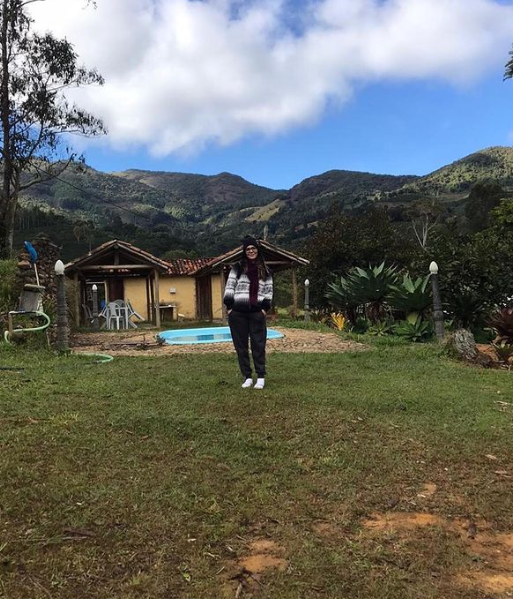 O caso serve como alerta geral. Tudo começou quando ela caminhava, descalça, numa área coberta por barro num sítio em Minas Gerais. Ela pisou em espinhos bem pequenos, quase imperceptíveis, e sentiu como se fosse uma picada. 