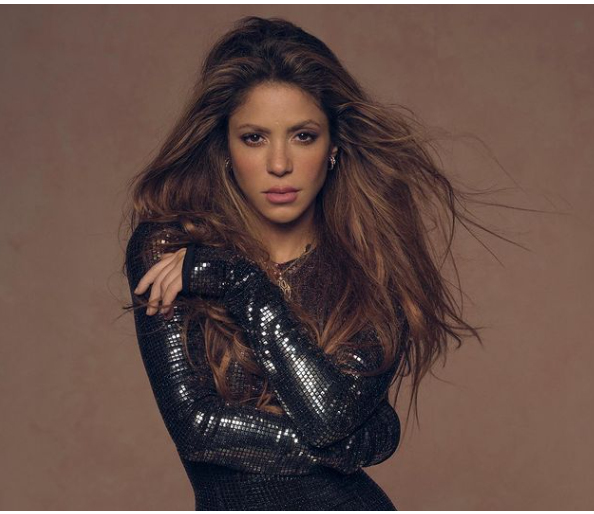 Shakira - A cantora colombiana é conhecida por seu estilo de dança único, que combina movimentos de dança do ventre, salsa e outros estilos latinos em suas performances.

