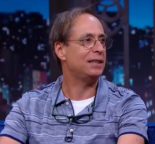 Pedro Cardoso (Ator)- Pedro Cardoso Bulcão nasceu em 31/12/1962, no Rio de Janeiro. O ator e humorista tem como papel mais relevante Agostinho Carrara, na série A Grande Família.