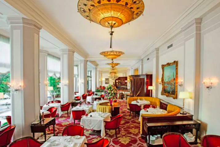 Dois desses restaurantes são o Cipriani, comandado pelo chef italiano Nello Cassese e o pan-asiático Mee, ambos com uma estrela Michelin.