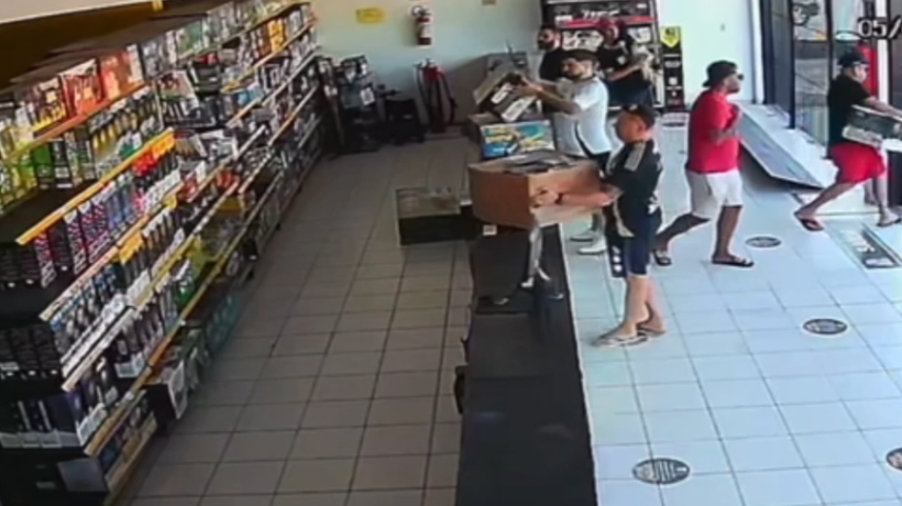 Um grupo de torcedores do Colo-Colo furtou uma loja de artifícios no bairro Aerolândia, em Fortaleza