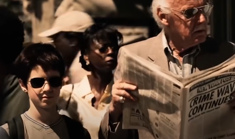 No filme O Demolidor (2003), uma cena divertida. Stan Lee é um idoso que está distraído lendo jornal e atravessaria a rua em frente a um carro. Mas o Demolidor, ainda jovem, mesmo cedo, estica a bengala e impede que ele faça isso. 