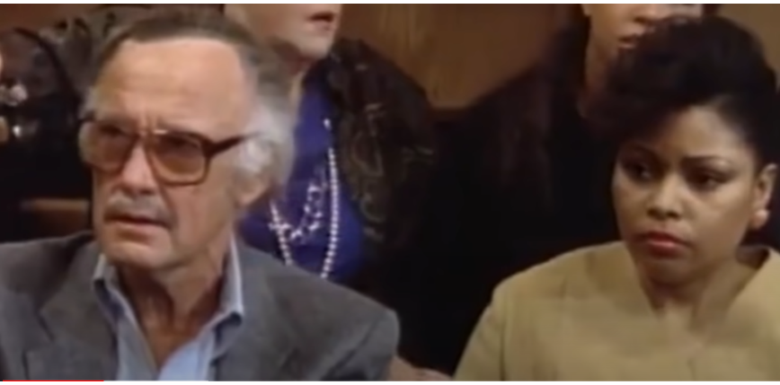 A primeira aparição de Stan Lee num filme de super-herói foi em 1989, em O Incrível Hulk. Lee aparece numa cena em que Bruce Banner passa pela transformação dentro de um tribunal de justiça. 