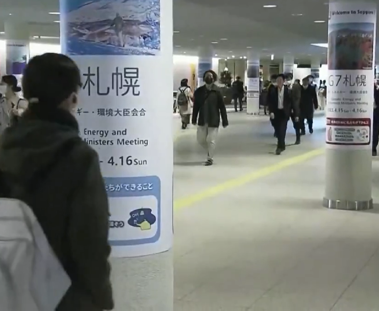 A sociedade japonesa, tradicionalmente avessa à imigração, começa a perceber que os estrangeiros formam um grupo importante para surprir necessidades no país. 