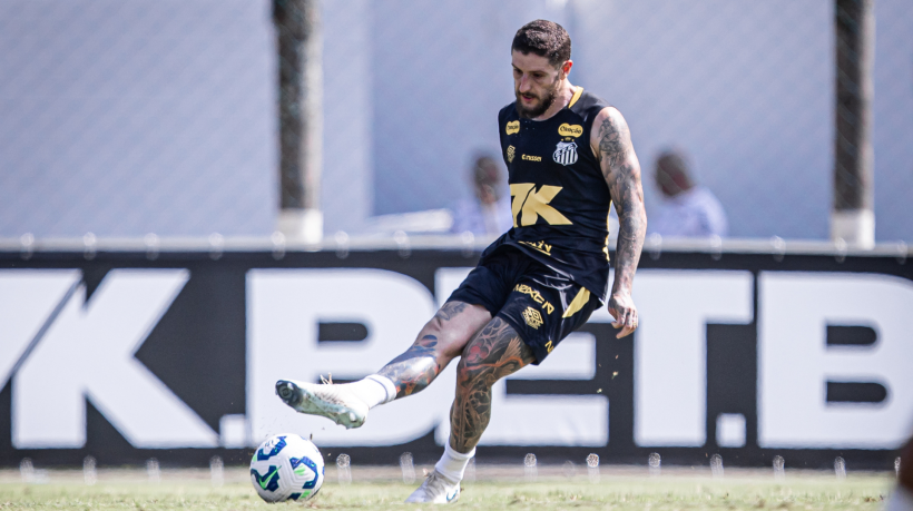 Zé Rafael passou por uma cirurgia na coluna em fevereiro deste ano e ainda não atuou com a camisa alvinegra