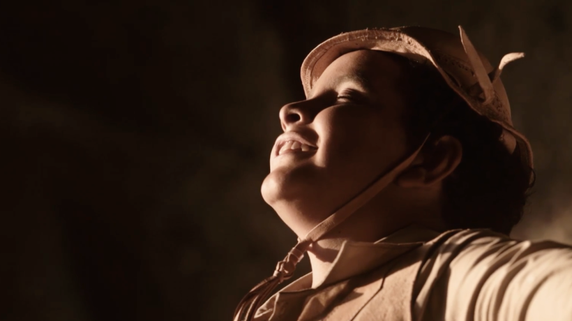 Três atores interpretam o cantor em diferentes fases da vida no filme 