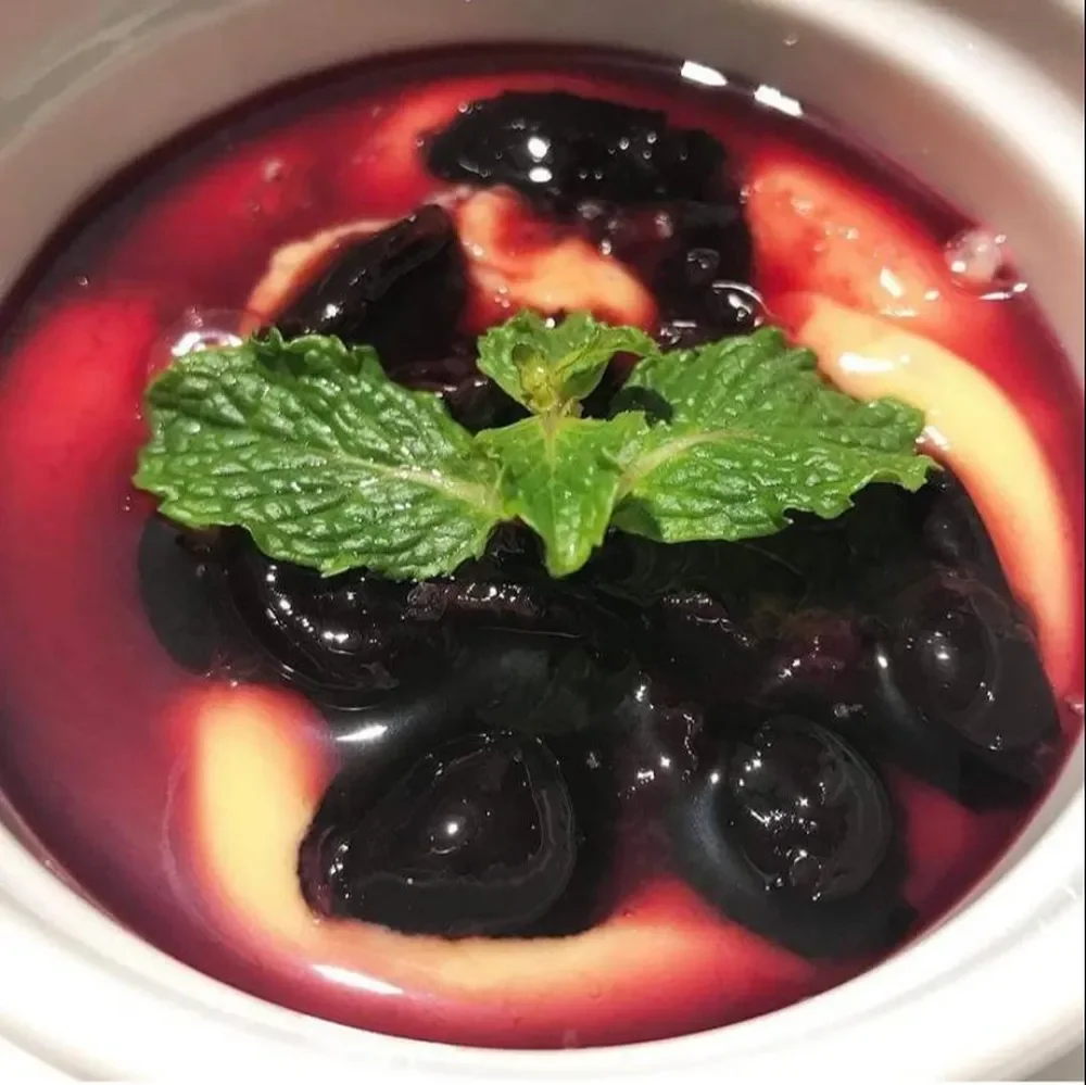 Em Sabará, na região metropolitana de Belo Horizonte, o tradicional Festival da Jabuticaba foi  idealizado pela prefeitura em 1987, em parceria com moradores e empresas locais. Em 2023, a 37ª edição foi em 17, 18 e 19 de novembro, no Centro Histórico, com a presença de pelo menos 100 mil pessoas. 