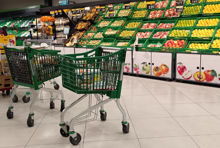 O alimento fazia parte dos produtos prontos para consumo e estava em um carrinho reservado para itens que não seriam mais vendidos. 