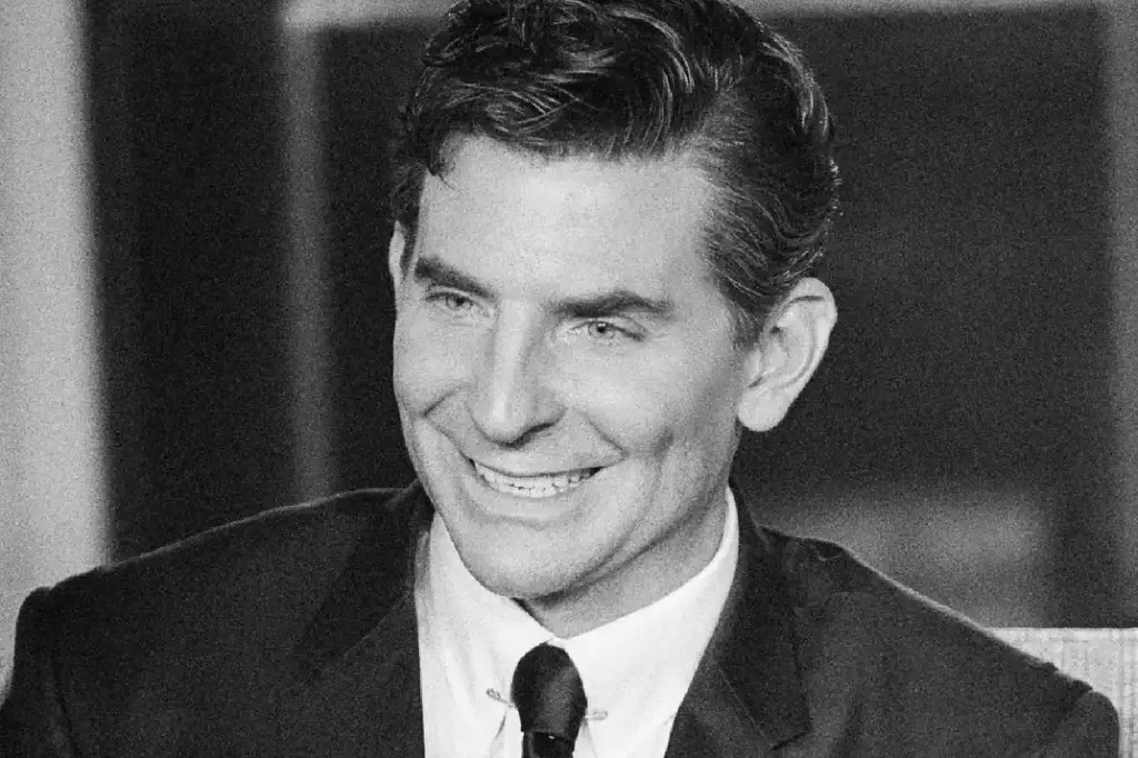 Para interpretar o lendário compositor Leonard Bernstein em Maestro (2023), Cooper contou com a colaboração do especialista em efeitos de maquiagem Kazu Hiro, um dos mais renomados de Hollywood.