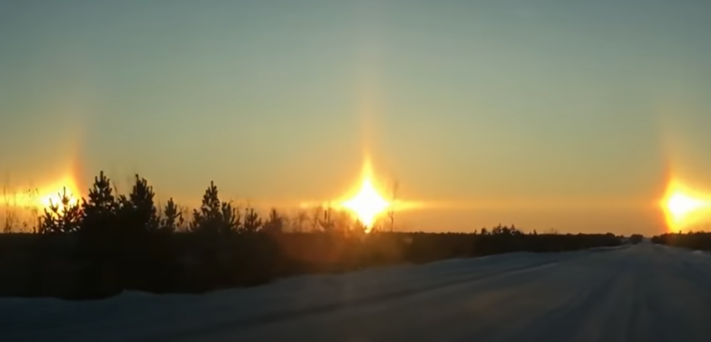 Ocorre quando cristais de gelo formam placas entre as nuvens e a luz solar é refratada horizontalmente criando pontos paralelos de luz (numa espécie de halo). 