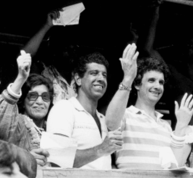 Roberto Carlos homenageou a mãe, a costureira Laura Moreira Braga, morta em 2020, em uma canção que tornou-se muito famosa: “Lady Laura”. O pai, Robertino Braga, também ganhou uma canção do Rei: “Meu Querido, Meu Velho, Meu Amigo”, uma das inúmeras parcerias com Erasmo Carlos. 
