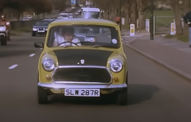 Os filmes de Mr Bean sempre mostram o comediante no Mini Cooper. Um personagem popular que chama atenção do público brasileiro, dirigindo pelo lado oposto ao que estamos acostumados.  