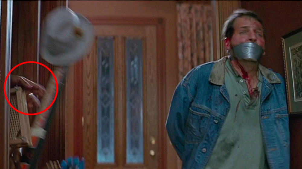 “Dá uma mãozinha” em “Pânico” (1996): Na sequência final do filme, quando um dos personagens sai de um closet, é possível ver surgir, rapidamente, um par de mãos de algum membro da equipe.