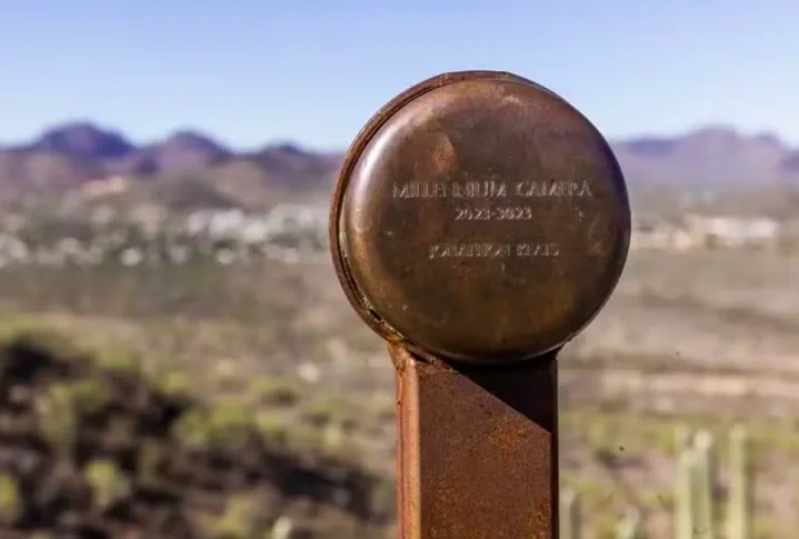 O professor de 52 anos instalou sua chamada câmera do milênio em um local estratégico. A partir desse ponto, o dispositivo observa uma área desértica que está passando por urbanização, com uma região montanhosa ao fundo.