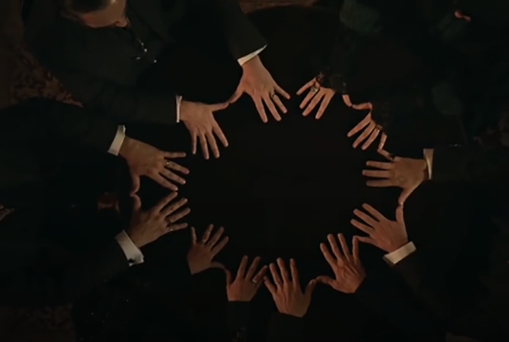 No começo, Rivail não acreditava nos espíritos e atribuía as manifestações a magnetismo. Mas cedeu ao perceber que havia inteligência por trás das mensagens. Na foto, cena do filme Kardec (2019).