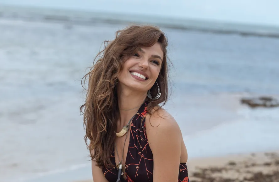 Em 2012, Isis Valverde interpretou outro grande papel de sua carreira, o de Suelen, em Avenida Brasil, grande sucesso de João Emanuel Carneiro. Sua personagem era uma maria-chuteira. O trabalho rendeu a ela quatro prêmios. 
