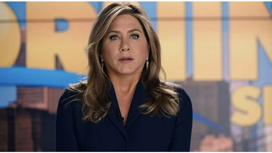 A promotoria pública do Condado de Los Angeles, na Califórnia, acusou de vandalismo e perseguição Jimmy Wayne Carwyle, homem que bateu o carro no portão da casa da atriz Jennifer Aniston e invadiu a residência, segundo a emissora NBC News. O episódio aconteceu no dia 05/05. 
