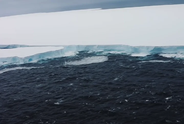 É essa parte que manteve o A23a ancorado por tanto tempo. Conforme os anos se passaram e o A23a foi perdendo massa, ele se libertou e começou a se movimentar.