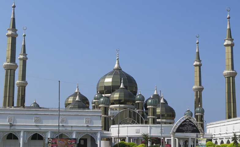 Mesquita de Cristal (Malásia) - Inaugurada em 2008, fica no Parque do Patrimônio Islâmico na ilha de Wan Man, em Terengannu.  Mistura tradição com um certo efeito futurista, devido à cúpula e aos minaretes de ferro, num tom cinza-prata que congrega elementos de vidro e cristal, brilhando ao sol.