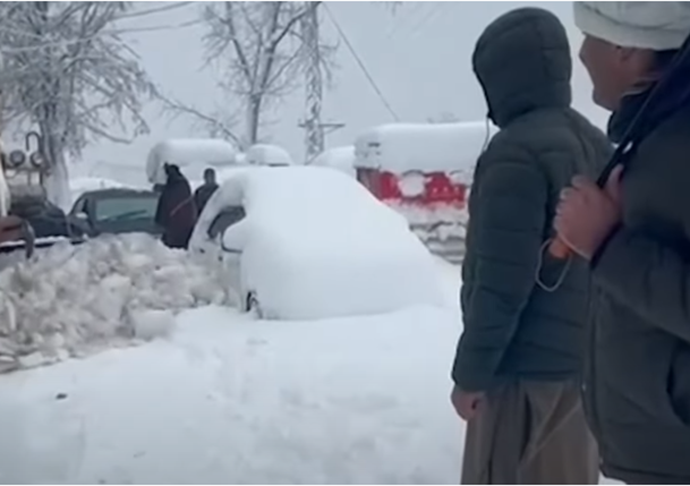 Em fevereiro (2022), 16 pessoas morreram congeladas dentro de carros que ficaram presos numa nevasca no Paquistão.  