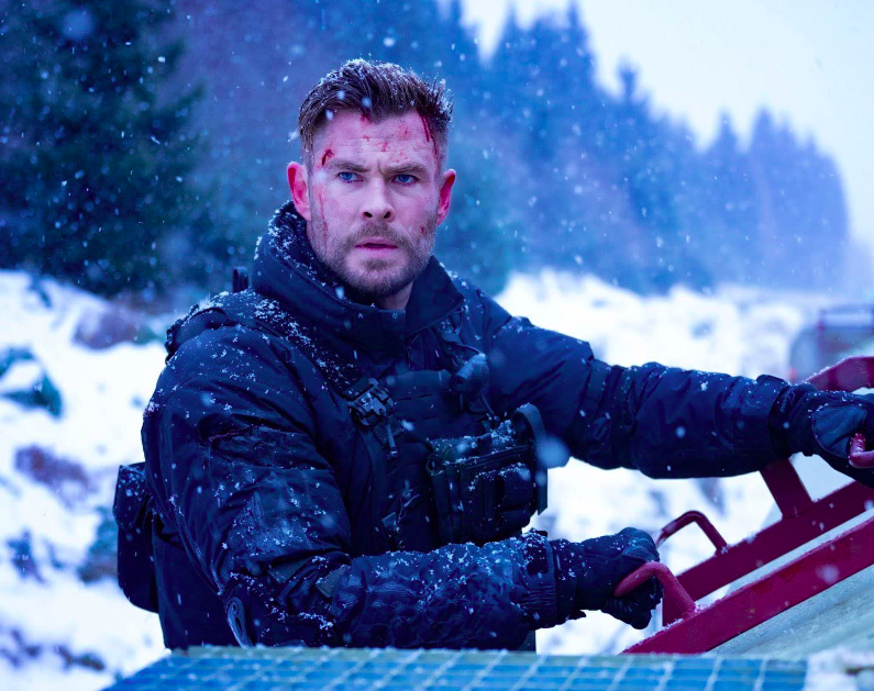 Chris Hemsworth se destacou em grandes produções além de seu papel como Thor no Universo Marvel. Ele brilhou em Resgate 2 (2023), sequência de ação intensa da Netflix que consolidou seu talento para cenas físicas.