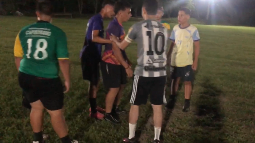 Quatro atletas amadores ficaram feridos após choque da rede elétrica, em Capistrano