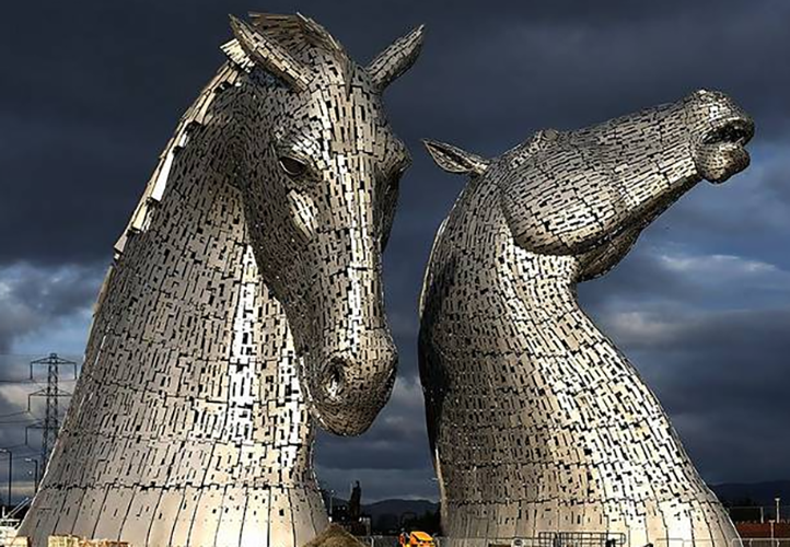 Kelpies - Esculturas em forma de cavalos de 300 toneladas que ficam na entrada do canal Forth and Clyde, em Falkirk, na Escócia. A lenda local diz que Kelpies são espíritos malignos que atraem as pessoas e elas se afogam. 