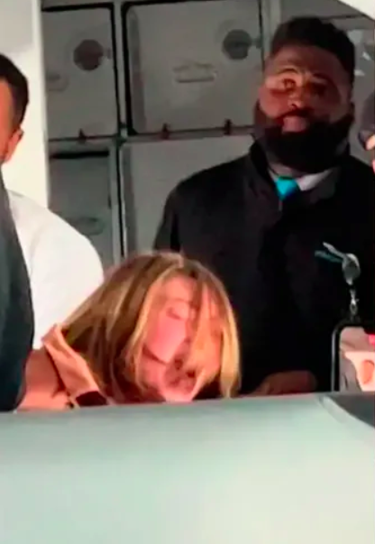 Imagina essa situação bizarra: você está em um avião, calmamente olhando para as nuvens, quando de repente uma mulher começa a surtar e dizer que está possuída pelo demônio!