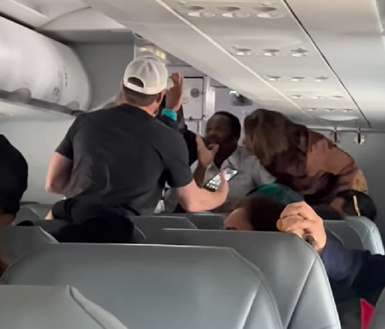 As imagens mostram a mulher tendo um colapso, até que um homem se levanta, aponta para ela e alega que se tratava de um episódio de possessão.