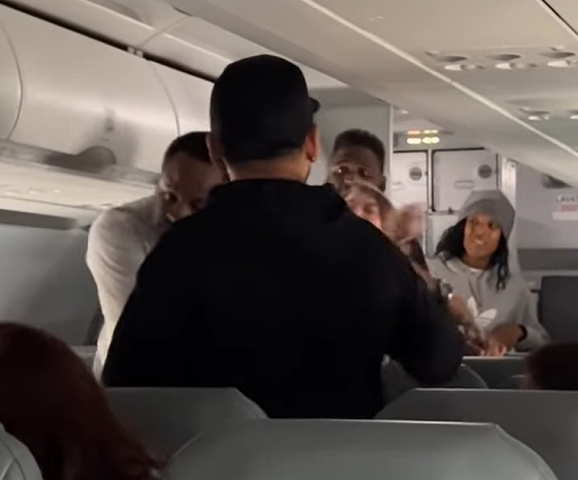 O vídeo é cheio de momentos marcantes. Em um trecho, a mulher “possuída” diz: “Se vocês não têm um relacionamento com Jesus Cristo, sugiro que encontrem um”.