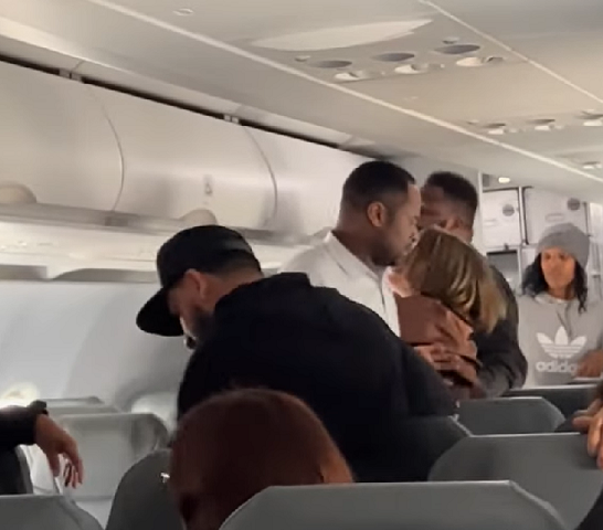 Proferindo palavrões, a mulher grita “pare de puxar meu braço!” em um momento do vídeo.