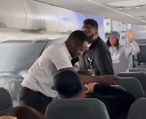 Depois, ela começa a entoar um hino de adoração, enquanto os trabalhadores tentam controlar a mulher.