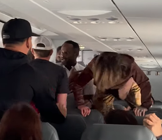 Em outro trecho, a mulher “possuída” salta poltronas e grita “pare de me bloquear” na cara de outro funcionário da tripulação.