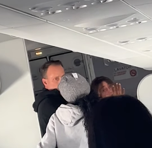 “Essa não é ela, ela está possuída! Ela precisa de ajuda!, continua esbravejando a mulher de gorro na cabeça.