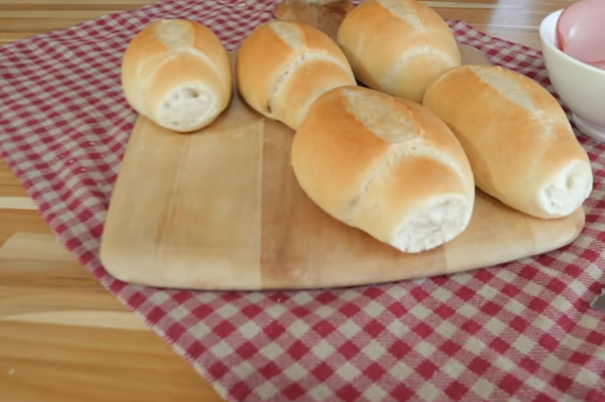 Pão Careca - É chamado dessa forma em parte do Pará e do Amapá, no norte do país, além do Maranhão, no nordeste.