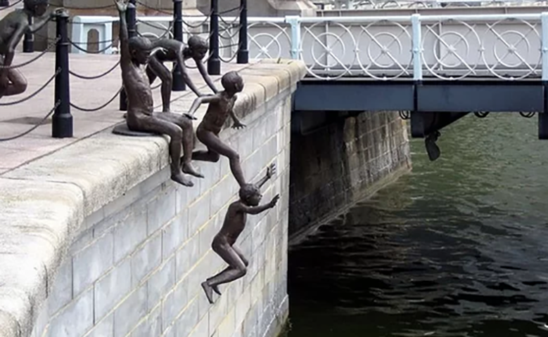 Pessoas no Rio - As esculturas criadas por Chong Fah Cheong retratam habitantes de Singapura, perto da Ponte de Cavenagh, uma das mais antigas do país. 