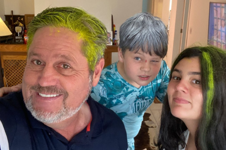 Na foto, &Aacute;lvaro Dumoncel e os filhos, Sophia e Arthur Dumoncel