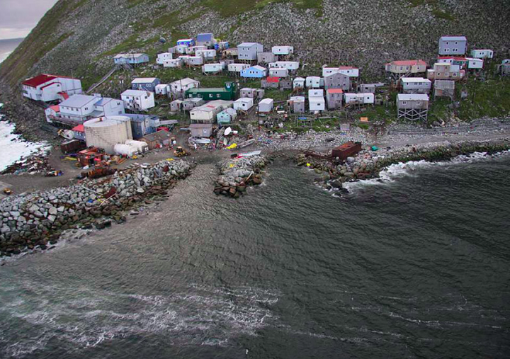 Também por conta das temperaturas extremas, as ilhas são extremamente remotas. Cerca de 118 habitantes da comunidade Inupiaq ocupam a área norte-americana há três mil anos.