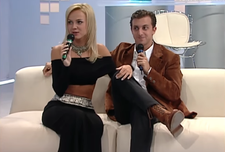 Ao longo dos anos, a apresentadora teve relacionamentos com figuras conhecidas da TV brasileira. Na década de 90, ela teve um caso com Luciano Huck, que hoje é casado com Angélica, amiga de Eliana.