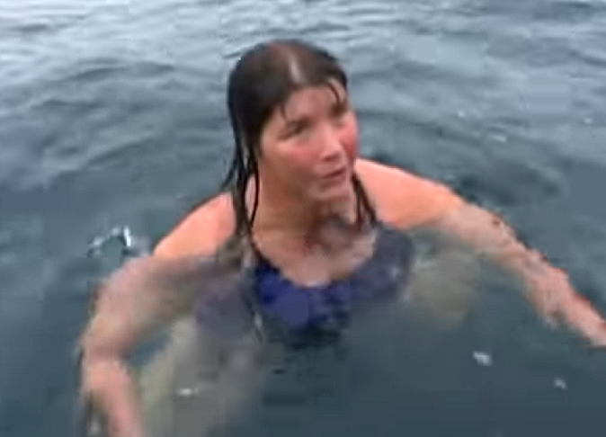 Com o objetivo de unir os dois países e eliminar a divisão entre as ilhas, em 1987, a nadadora de longa distância e escritora dos Estados Unidos, Lynne Cox, completou a travessia a nado do canal que separa as ilhas.