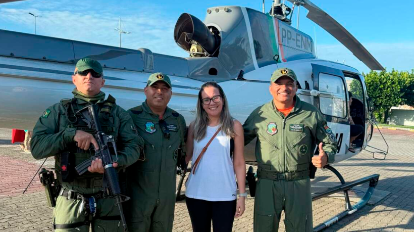 Clara Renata Pessoa se emocionou ao reencontrar agentes da Coordenadoria Integrada de Operações Aéreas (Ciopaer), que fizera seu resgate há 11 anos. Encontro no Shopping RioMar Kennedy, na comemoração de 190 anos da Polícia Militar do Ceará (PMCE)