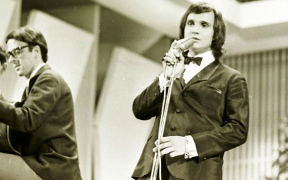 Roberto Carlos passou a fazer sucessos nos anos 60, durante a chamada era dos festivais, com o surgimento da Jovem Guarda. O movimento carregou o nome de um programa apresentado pelo trio Roberto Carlos, Erasmo Carlos e Wanderléa aos domingos na TV Record. 
