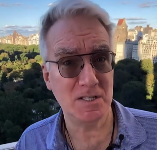 Keith tem a síndrome das pernas inquietas, uma condição que faz as pessoas quererem esticar ou mover as pernas enquanto tentam dormir.