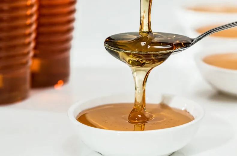 1 colher de sopa de mel tem 18 calorias, 5g de carboidratos, 0,6 mg de cálcio, 0,3 mg de magnésio, 6 mg de potássio, 0,4 mg de sódio, 1,86g de glicose  e 2,28g de frutose. 