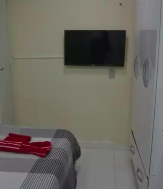 O espaço era chamado pelo anfitrião de “minissuíte” e tinha boa avaliação no site (4,92/5). A diária custava R$ 90, mas chegou a custar R$ 399 em datas anteriores.